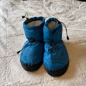 MEC men’s small camping slippers down filled